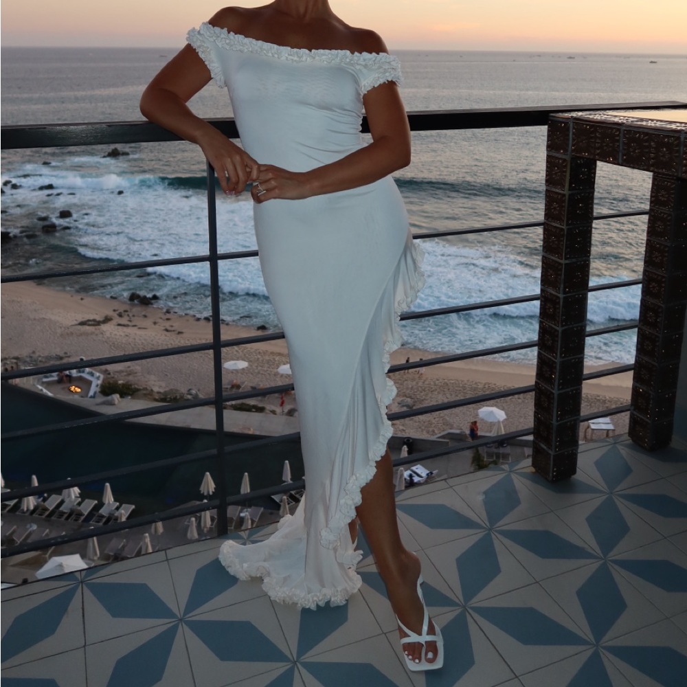 Meshki - Arielle Off Shoulder Ruffle Midi Dress - Ivory